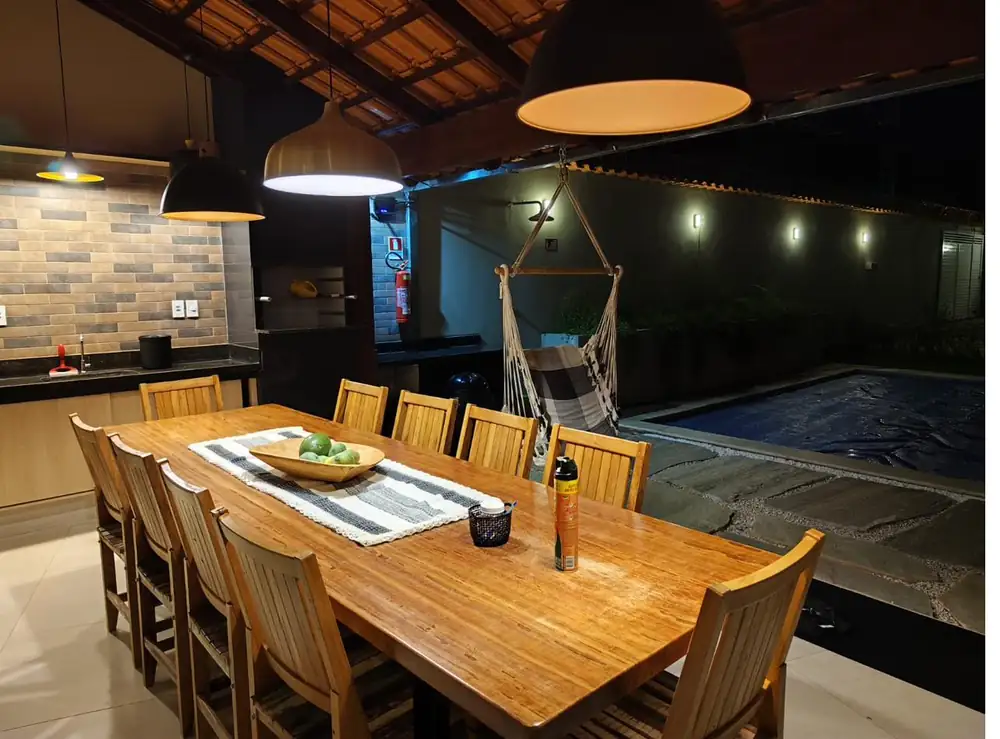 Área gourmet iluminada à noite