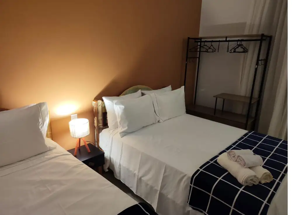 Suíte com iluminação noturna
